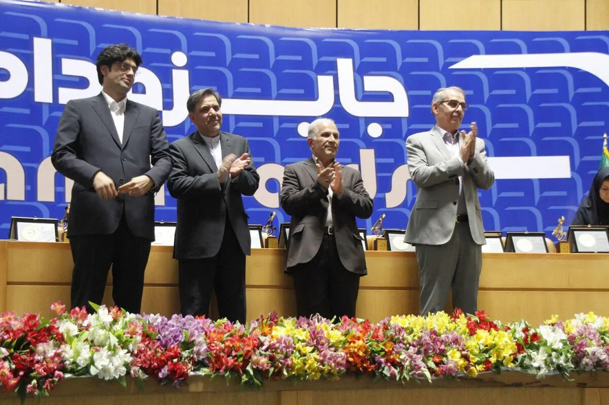 اهدای جایزه دادمان به چهره های ماندگار راه و شهرسازی و کارآفرینان برتر