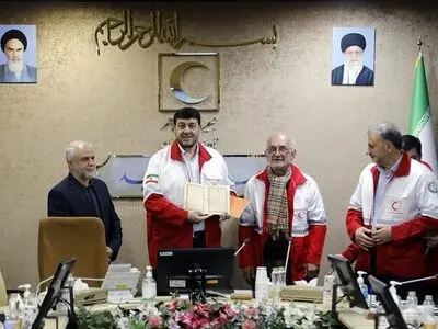 خیر گیلانی ۲۷ مغازه به ارزش ۷۰۰ میلیارد تومان را به هلال احمر اهدا کرد