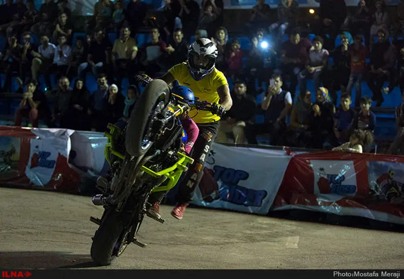 حرکات نمایشی انفرادی موتور ریس توسط سامان قنبرزاده قهرمان آسیا در پارک ملت شهرکرد