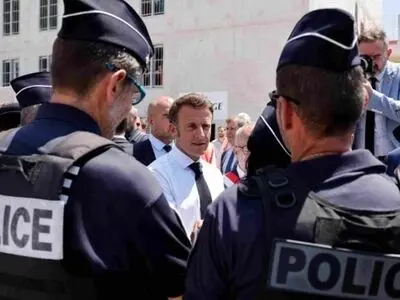 نیویورک تایمز: ماکرون مدین للشرطة وفشل باسترضاء المتظاهرین.. وفرنسا "طنجرة ضغط" انفجرت