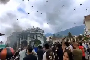 معترضان خانه معاون نخست‌ وزیر و وزیر دارایی نپال را به آتش کشیدند؛ همزمان اسکناس‌ها در هوا پراکنده شد + فیلم
