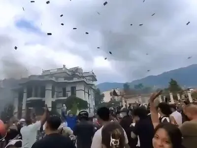 معترضان خانه معاون نخست‌ وزیر و وزیر دارایی نپال را به آتش کشیدند؛ همزمان اسکناس‌ها در هوا پراکنده شد + فیلم