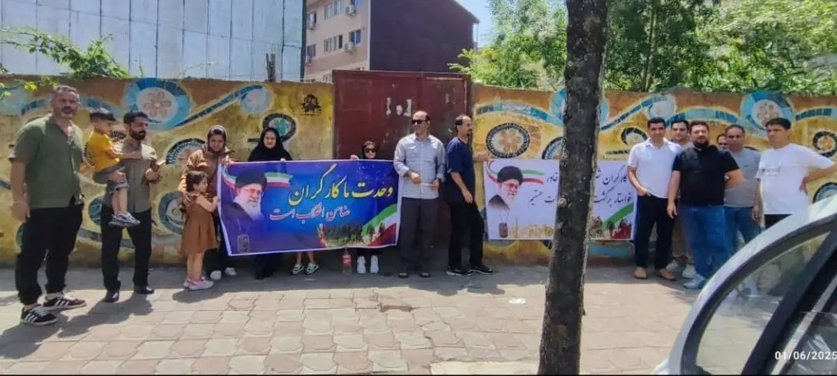 تجمع کارگران شرکت ریسندگی خاور گیلان در اعتراض به معوقات مزدی و مشکلات ناشی از خصوصی‌سازی