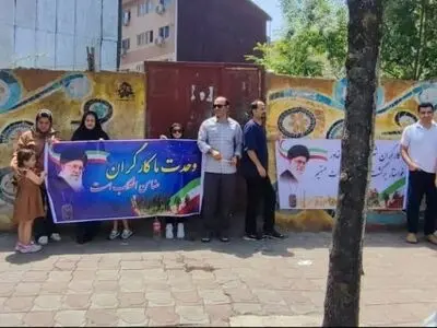 تجمع کارگران شرکت ریسندگی خاور گیلان در اعتراض به معوقات مزدی و مشکلات ناشی از خصوصی‌سازی