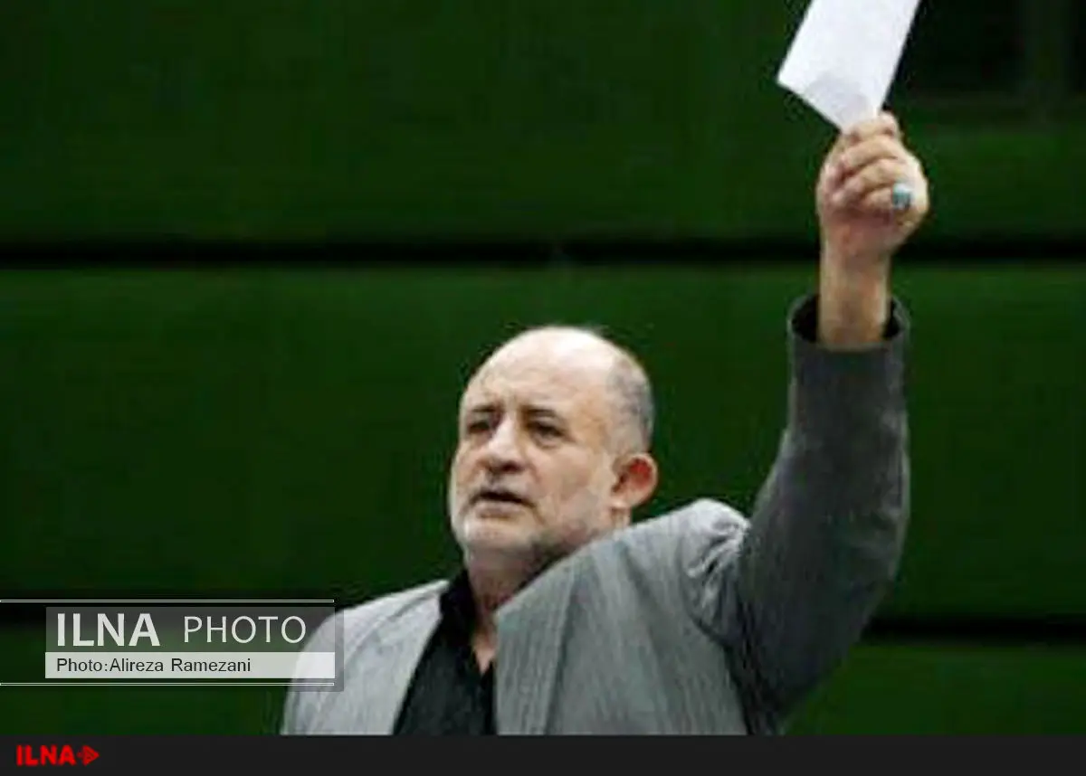 قاضیپور: آقای لاریجانی شما آقازادهاید/ لاریجانی: ژست نگیرید