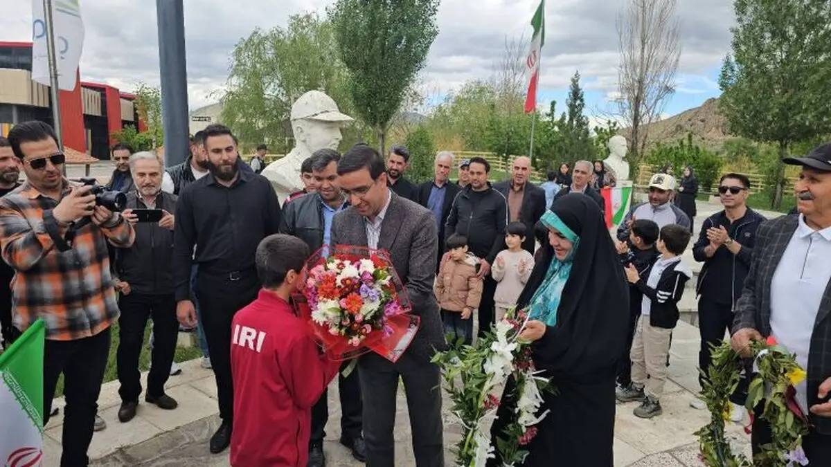 استقبال مردم و مسئولان ماکو از قهرمان طلایی آسیا / ادای احترام ابوالفضل پیشه‌ور به شهدای گمنام