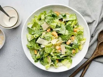 طرز تهیه سالاد سزار با سس مخصوص