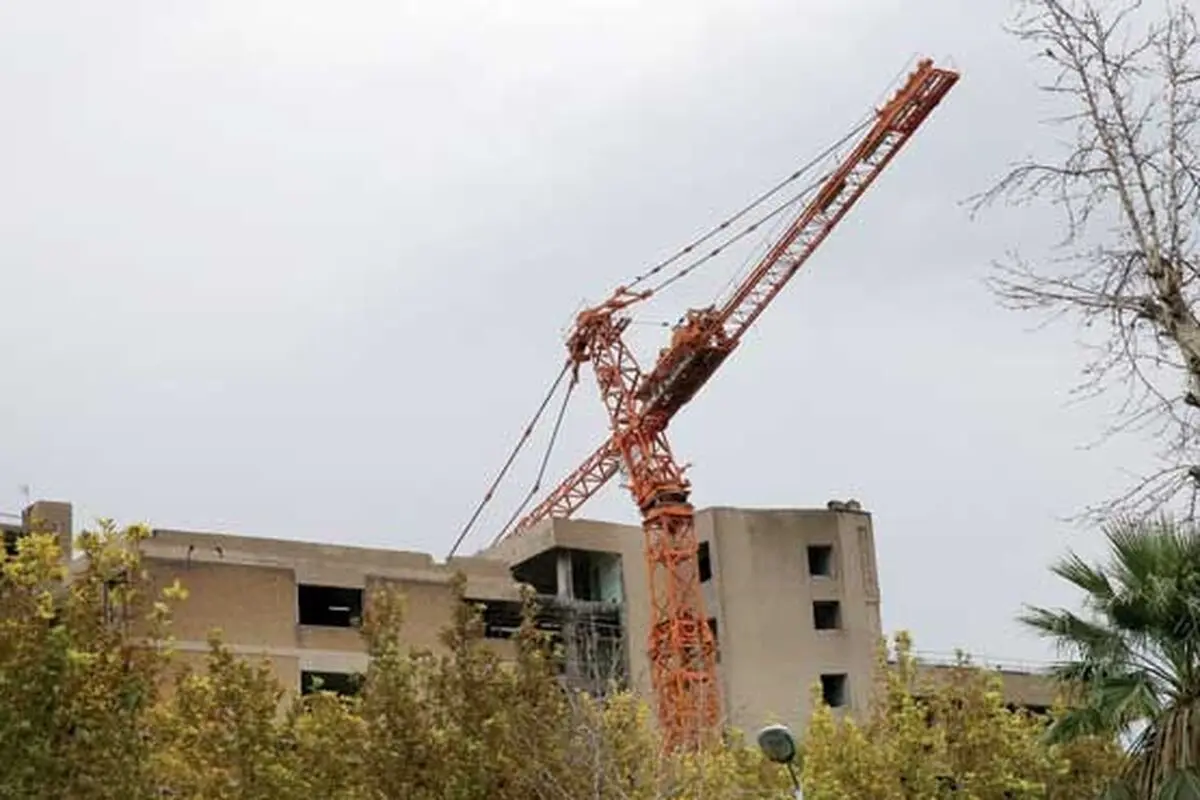 سقوط جرثقیل در یک کارگاه ساختمانی 