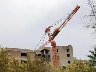 سقوط جرثقیل در یک کارگاه ساختمانی 