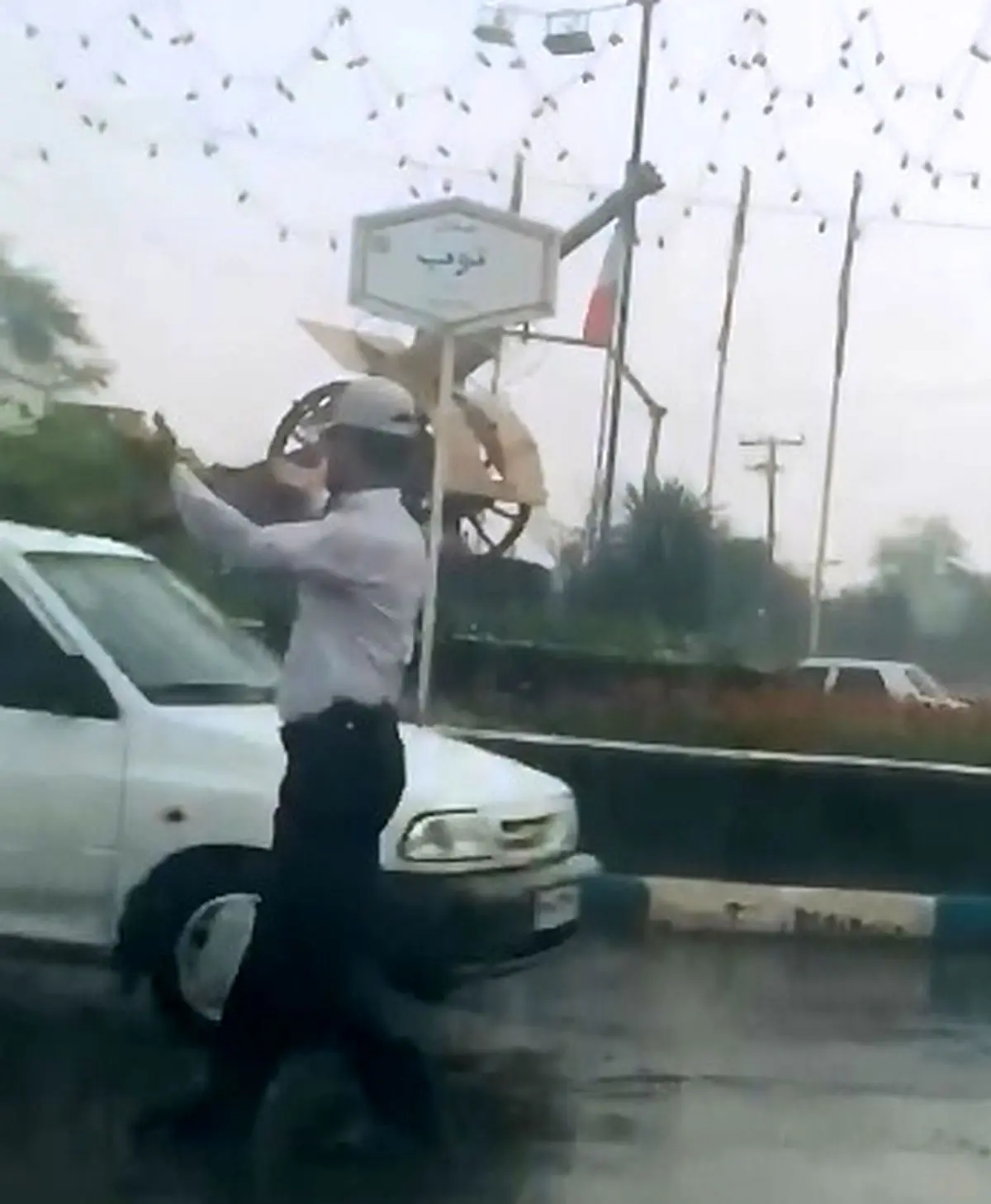 خدمت به مردم زیر باران هم تعطیل نمی‌شود + فیلم