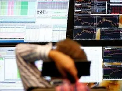 World stocks slip, dollar rallies as trade war fears return