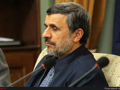 "احمدی نژاد" در حال نشان دادن علامت پیروزی/عکس