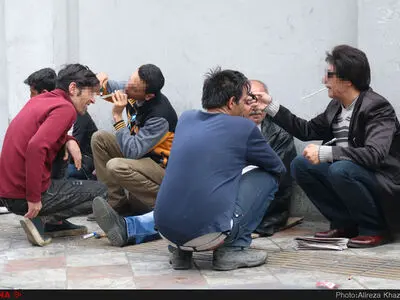 حکمرانی قدرتمند معتادان در دروازه‌غار/بازی کودکان در کوچه‌های مملو از سرنگ