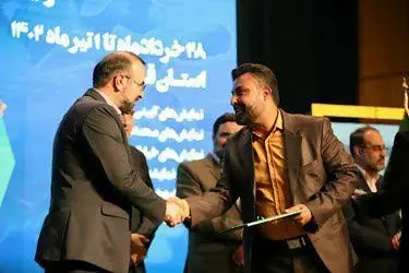 تقدیر رئیس بنیاد شهید منطقه یک اهواز از هنرمند خوزستانی