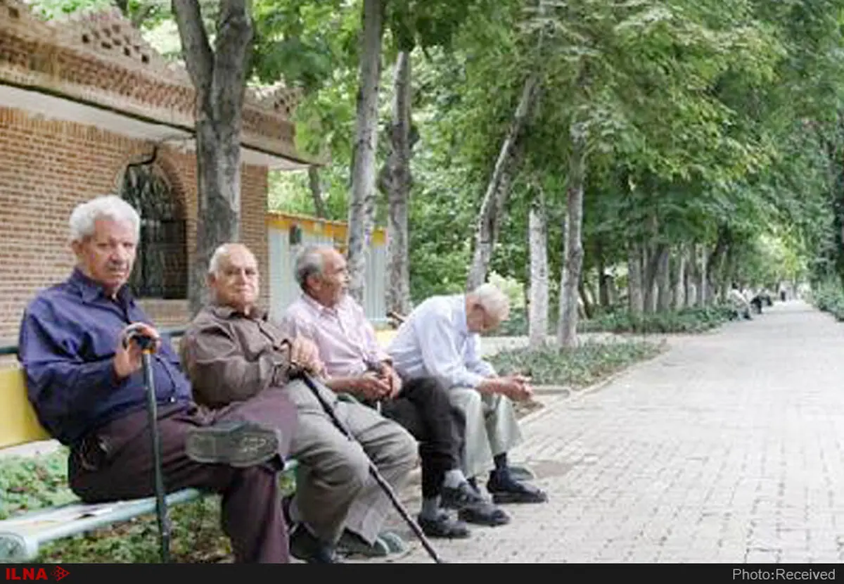 معلمان بازنشسته در جستجوی عدالت/بعد از سی سال پای تخته ایستادن، پلاکارد دست می‌گیریم و به خیابان می‌آییم