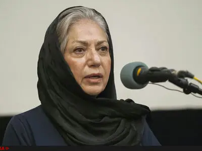 بنی‌اعتماد تجربه‌های  خود را با دانشجویان در میان می‌گذارد