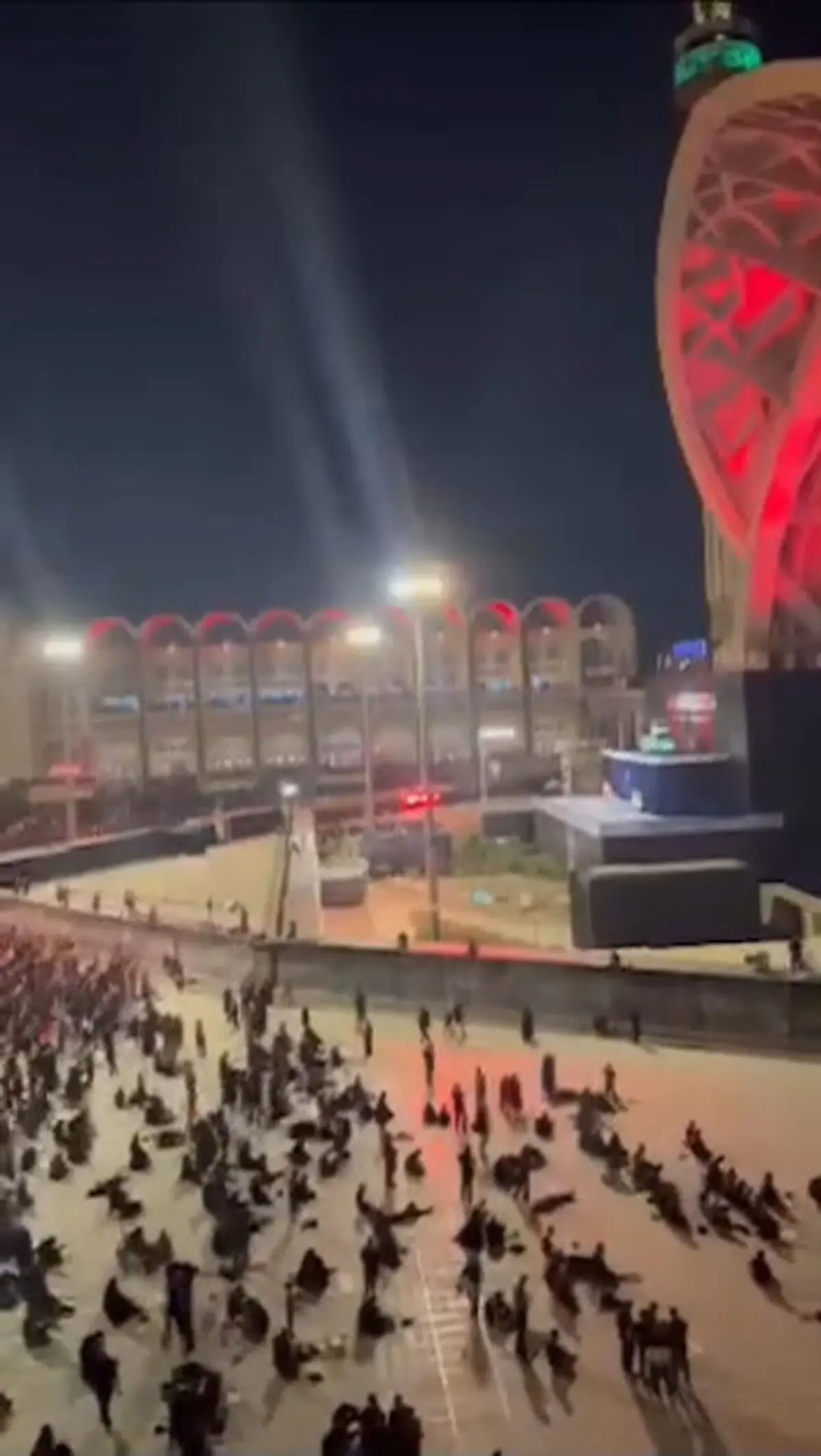 حضور استاد رائفی‌‌‌‌‌‌ پور در مصلی تهران، مراسم وداع با پیکر مطهر رهبر شهید انقلاب + فیلم