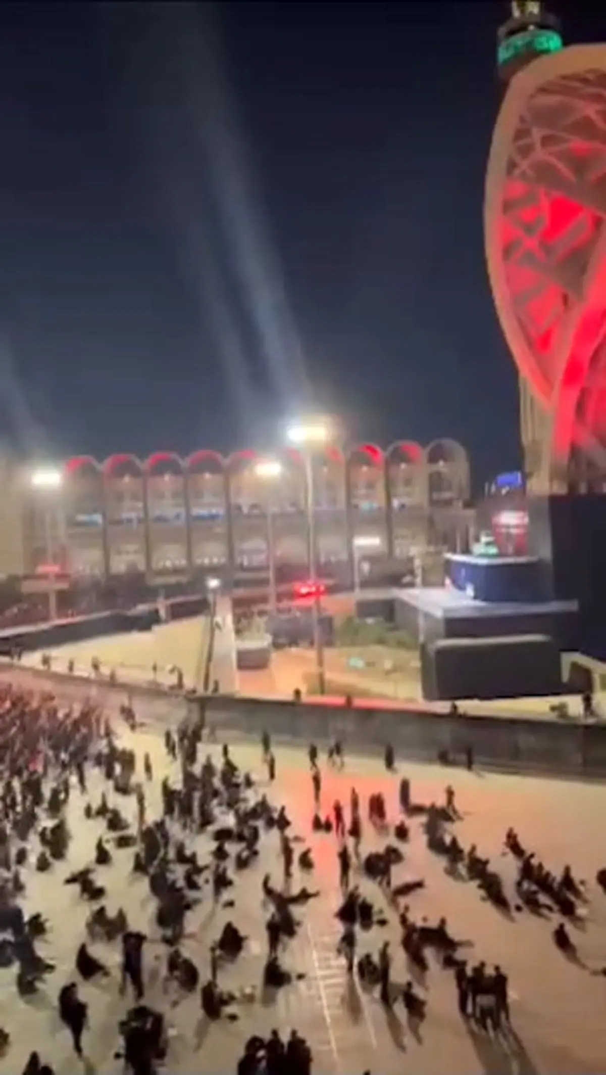 حضور استاد رائفی‌‌‌‌‌‌ پور در مصلی تهران، مراسم وداع با پیکر مطهر رهبر شهید انقلاب + فیلم