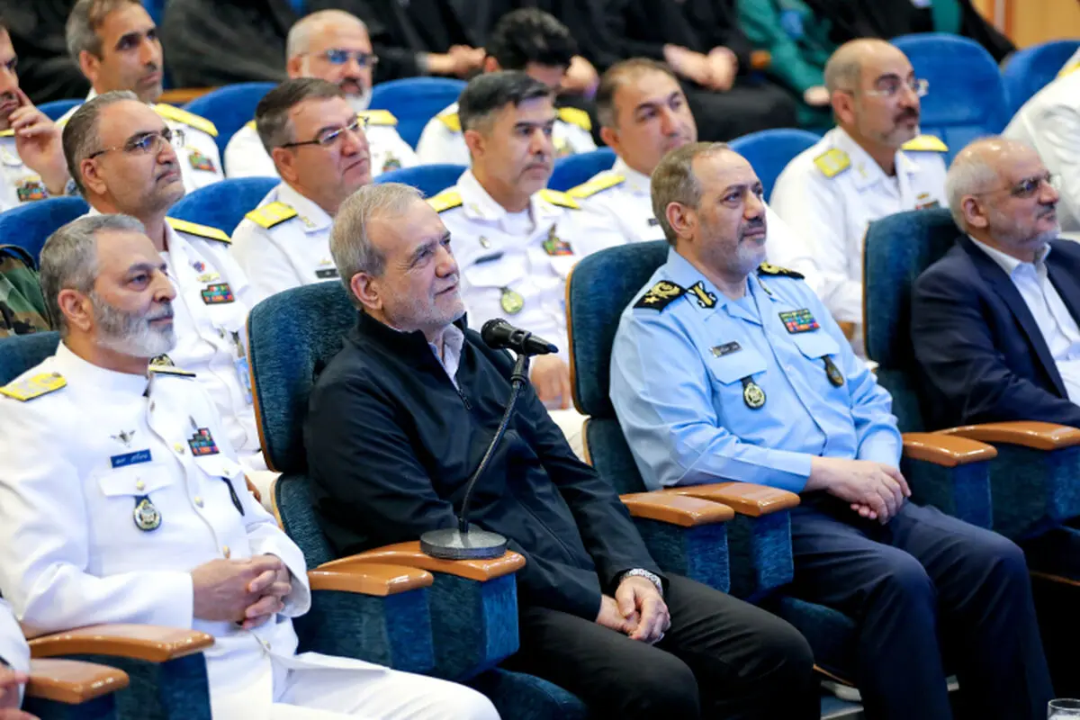ارتباط برخط پزشکیان با فرماندهان ناوشکن دنا و زیردریایی فاتح در حین انجام مأموریت