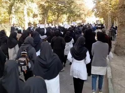 دومین روز اعتراض صنفی پرستاران مشهد/ دریافتی‌مان ناچیز است