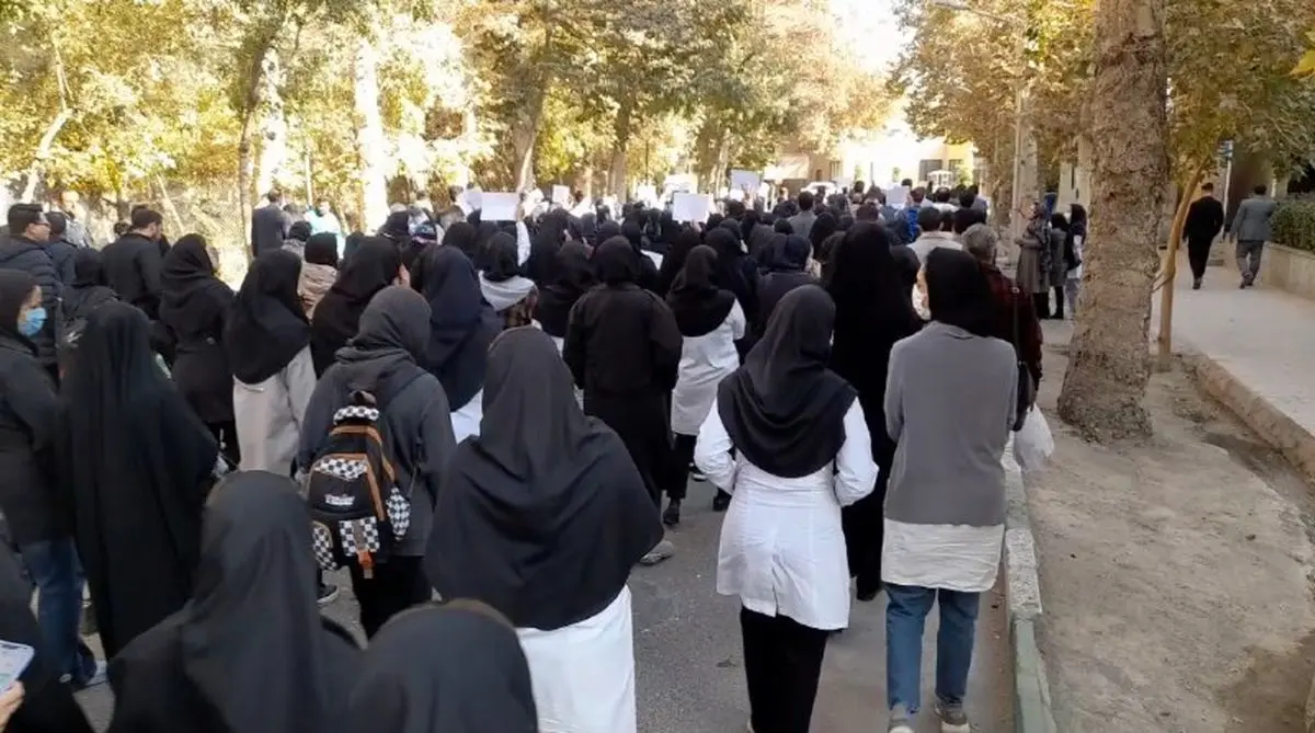 دومین روز اعتراض صنفی پرستاران مشهد/ دریافتی‌مان ناچیز است