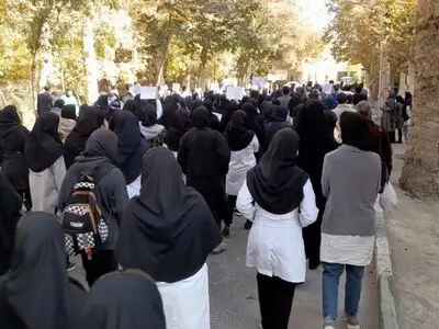 دومین روز اعتراض صنفی پرستاران مشهد/ دریافتی‌مان ناچیز است