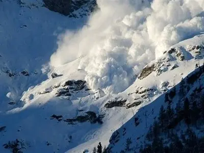 سقوط چندین بهمن در محور مریوان - پاوه + فیلم