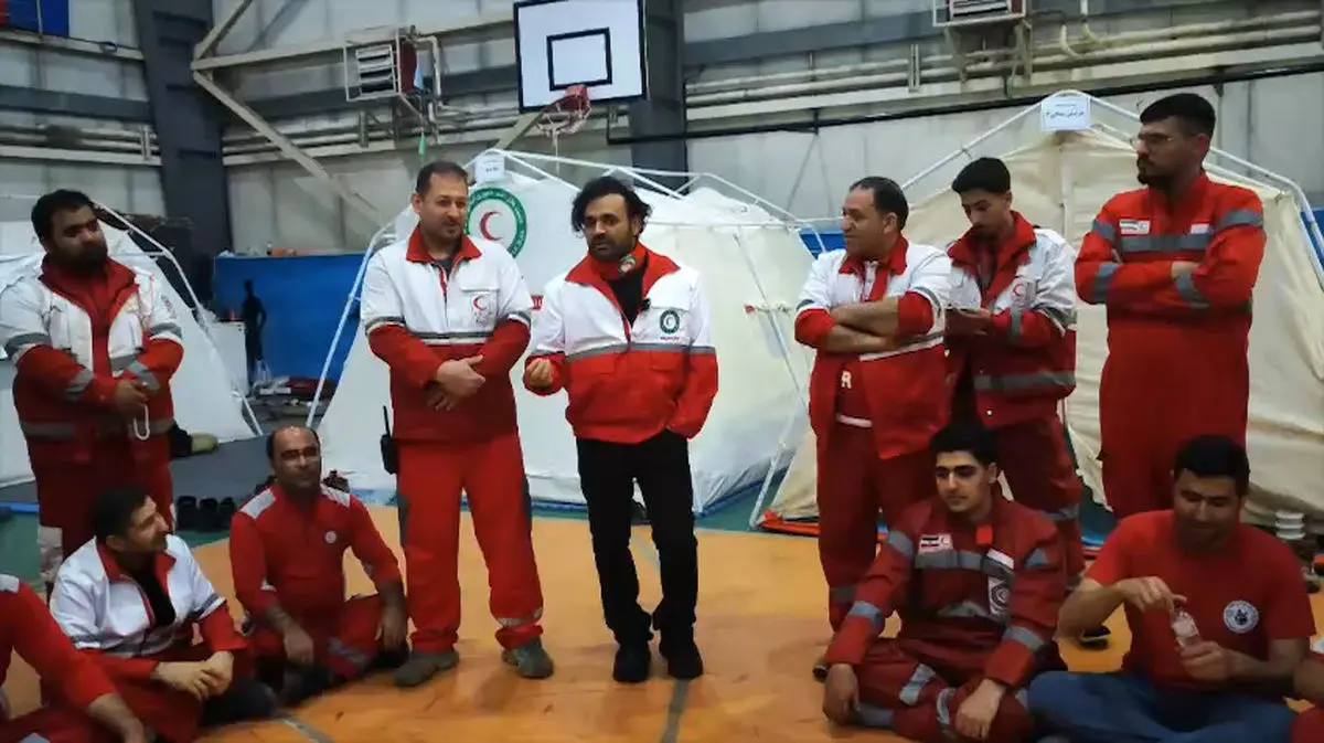 میثم ابراهیمی، خواننده پاپ کشورمان برای امدادگران هلال احمر از ایران خواند + فیلم