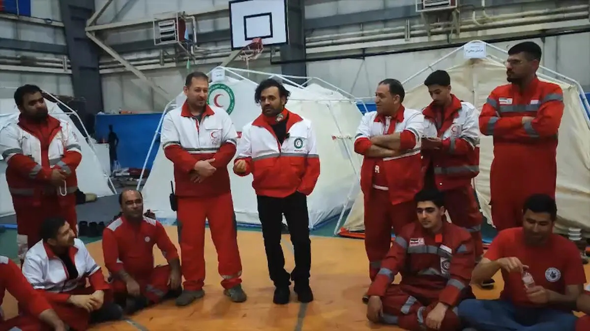 میثم ابراهیمی، خواننده پاپ کشورمان برای امدادگران هلال احمر از ایران خواند + فیلم