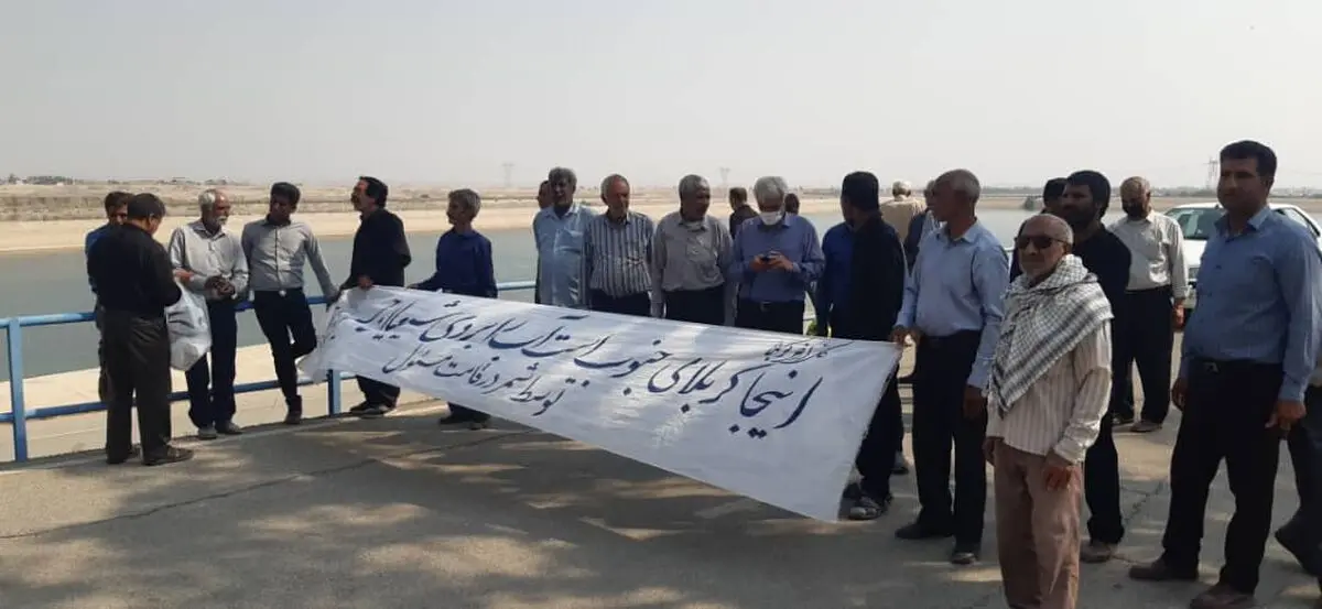 تعدادی از کشاورزان جلوی سد جیرفت تجمع کردند