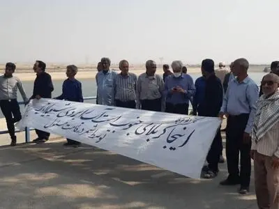 تعدادی از کشاورزان جلوی سد جیرفت تجمع کردند