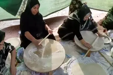 پخت نان محلی برای جاماندگان اربعین در کازرون + فیلم