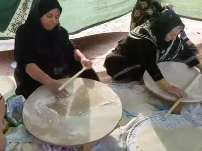 پخت نان محلی برای جاماندگان اربعین در کازرون + فیلم