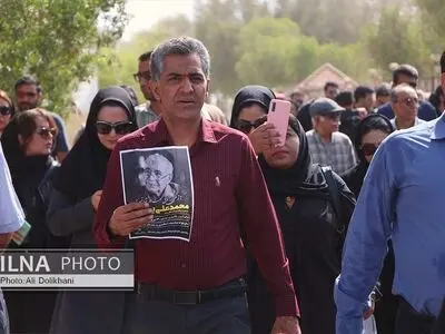محمدعلی بهمنی شاعر غزل‌ها در کنار دریا آرام گرفت