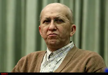 بسیاری از نمایندگان فقط وسط لحاف می‌خوابند و با همه رفیقند/ مجلس جای کتک خوردن است، نه شیخوخیت و پدرخواندگی