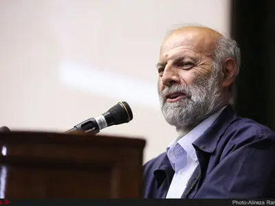 برخی از پیمانکاران شهرداری‌ از کودکان در غربالگری زباله‌ها استفاده می‌کنند