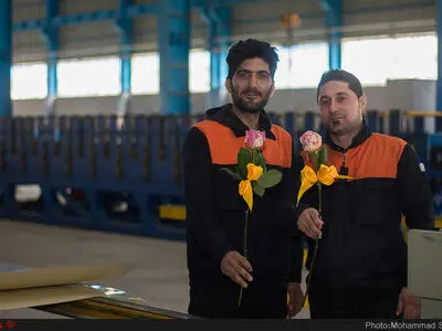 اهدا شاخه گل به کارگران توسط مدیر کل کار و رفاه اجتماعی به مناسبت هفته کارگر - مازندران