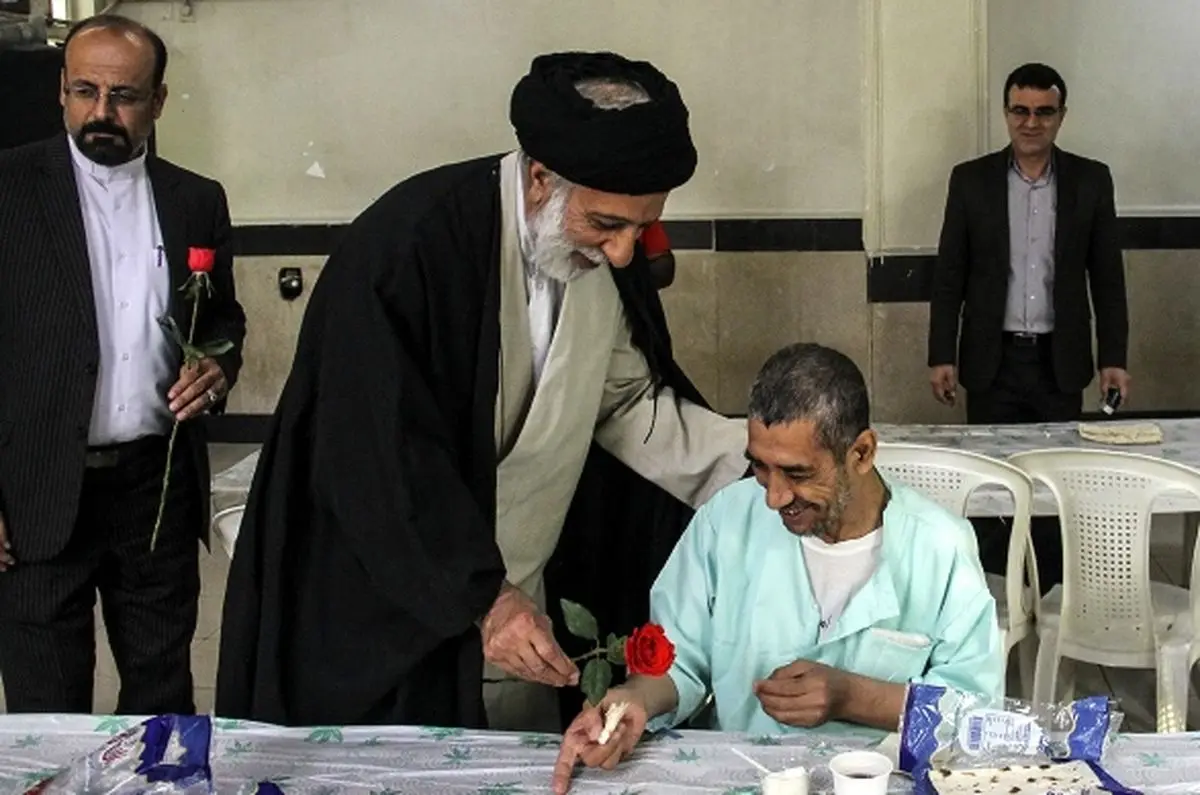سیدهادی خامنهای از جانبازان اعصاب و روان اهواز عیادت کرد