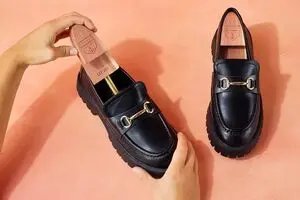 چگونه جلوی کفش را گشاد کنیم؟