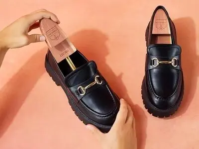 چگونه جلوی کفش را گشاد کنیم؟