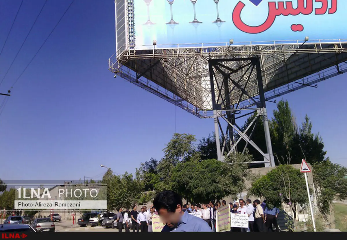 تجمع کارگران آدنیس مقابل درب ورودی کارخانه 