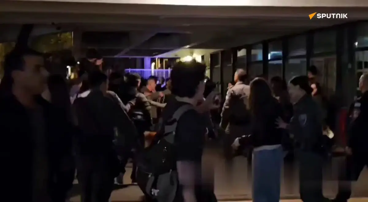 خبرنگار اسپوتنیک: پلیس اسرائیل تجمع ضدجنگ در تل‌آویو را متفرق کرد + فیلم