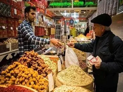 تاخت و تاز قیمت‌ آجیل و میوه در بازار شب چله ارومیه/قیمت هر کیلو سیب در میدان  بین ۸۰۰۰ تا  ۹۰۰۰ تومان