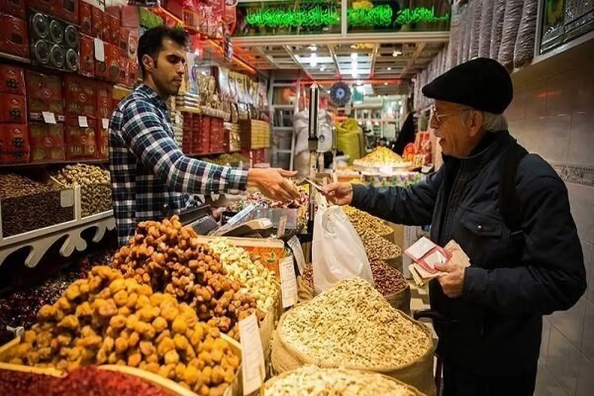 تاخت و تاز قیمت‌ آجیل و میوه در بازار شب چله ارومیه/قیمت هر کیلو سیب در میدان  بین ۸۰۰۰ تا  ۹۰۰۰ تومان