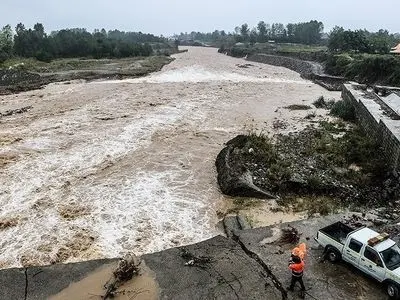مسدود شدن یک محور روستایی در خواف به دلیل بارندگی