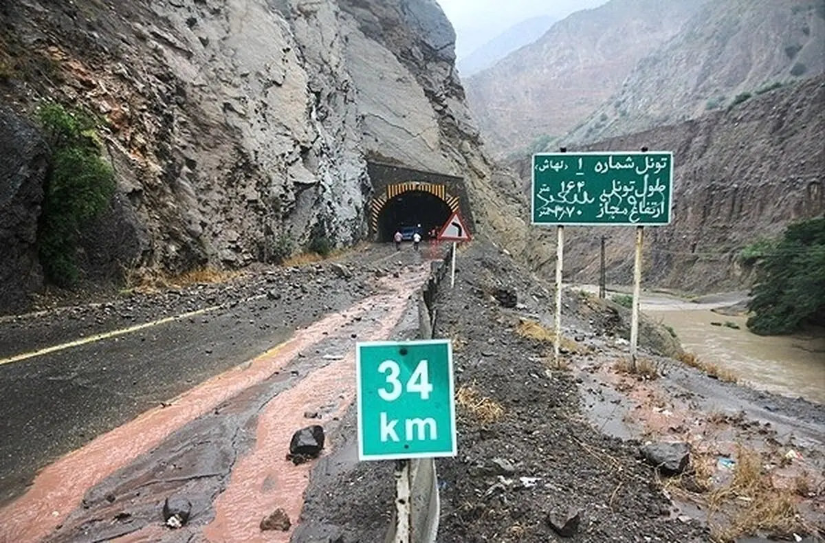 سقوط سنگ‌ریزه در جاده چالوس / وزش باد و کاهش دید در محور زاهدان