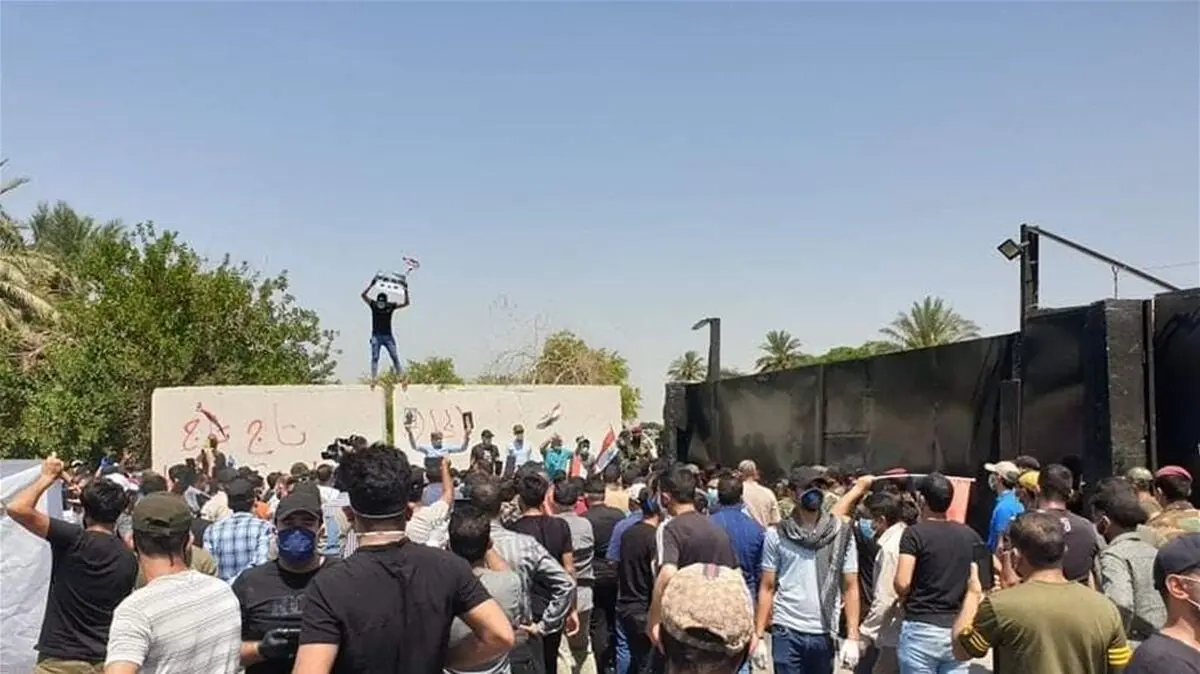 تظاهرات مردم عراق مقابل منطقه سبز بغداد در اعتراض به کاریکاتور موهن روزنامه الشرق الاوسط