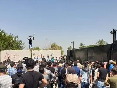 تظاهرات مردم عراق مقابل منطقه سبز بغداد در اعتراض به کاریکاتور موهن روزنامه الشرق الاوسط