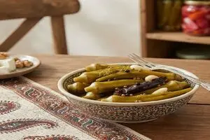 طرز تهیه شور بامیه خوشمزه و ترد خانگی به روش سنتی