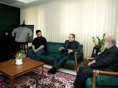 دیدار عراقچی با خانواده شهید حاجی‌زاده